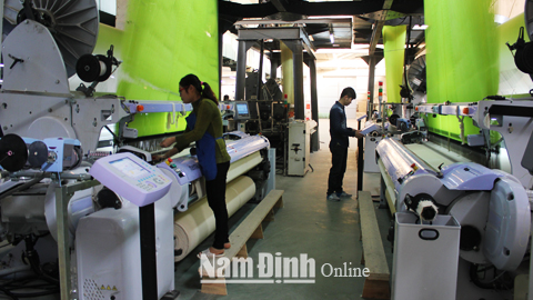 Sản xuất các sản phẩm vải, sợi tại Tổng Cty CP Dệt may Nam Định, đơn vị vinh dự được Bác Hồ 3 lần về thăm.