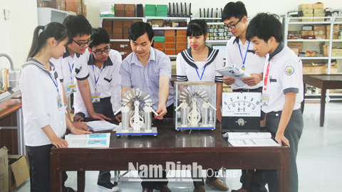 Thầy giáo Bùi Thái Học, Trường THPT chuyên Lê Hồng Phong (TP Nam Định) hướng dẫn làm thí nghiệm cho đội tuyển học sinh giỏi môn Vật lý.