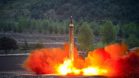 Một vụ phóng thử tên lửa tầm xa Hwasong-12 (Mars-12) của Triều Tiên