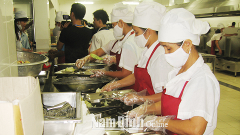 Chuẩn bị suất ăn cho công nhân tại Cty TNHH Dây dẫn SUMI Việt Nam, KCN Bảo Minh (Vụ Bản).