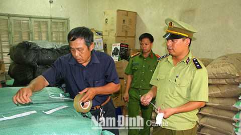 Lực lượng QLTT thu giữ sản phẩm thuốc trừ sâu vi phạm pháp luật lưu thông trên thị trường Thành phố Nam Định.