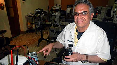 Nhà khoa học Arturo Solis Herrera bên phát minh Bat-Gen. Ảnh: TTXVN