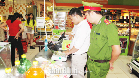 Đoàn thanh tra, kiểm tra liên ngành VSATTP tỉnh kiểm tra các mặt hàng thực phẩm tại Siêu thị Big C Nam Định.