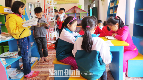 Học sinh Trường Tiểu học Xuân Bắc (Xuân Trường) đọc sách trong thư viện đạt chuẩn của nhà trường.