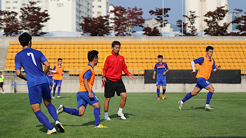 Thầy trò HLV Hoàng Anh Tuấn miệt mài tập luyện để chuẩn bị cho trận gặp U20 Pháp.