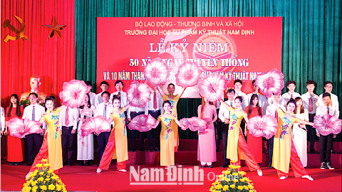 Tiết mục văn nghệ trong lễ kỷ niệm 50 năm Ngày truyền thống và 10 năm thành lập Trường Đại học Sư phạm Kỹ thuật Nam Định năm 2016.