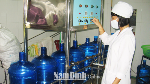Sản xuất nước uống đóng bình tại Cty một thành viên Nước sạch Thiên Trường.