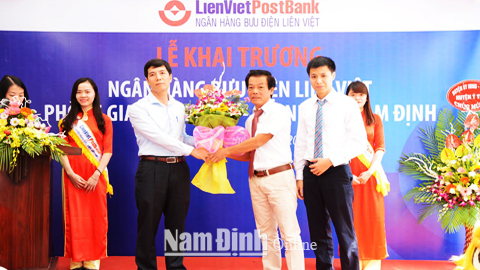 Đại diện lãnh đạo Chi nhánh NHNN tỉnh chúc mừng lãnh đạo LienVietPostBank Chi nhánh Nam Định nhân dịp khai trương  Phòng giao dịch Ý Yên.