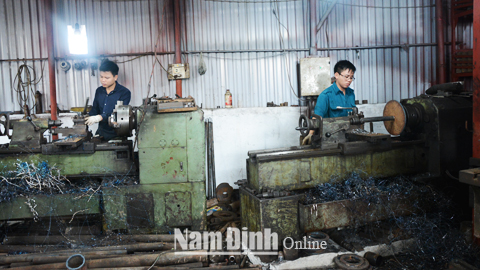 Được Agribank Xuân Trường cho vay vốn, xưởng sản xuất của gia đình anh Trịnh Đình Toản, xóm 14, xã Xuân Kiên thường xuyên tạo việc làm cho gần 20 lao động với thu nhập bình quân 7 triệu đồng/người/tháng.