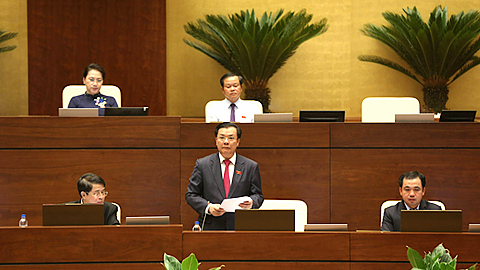 Bộ trưởng Bộ Tài chính Đinh Tiến Dũng phát biểu tại phiên thảo luận dự án Luật Quản lý, sử dụng tài sản công.