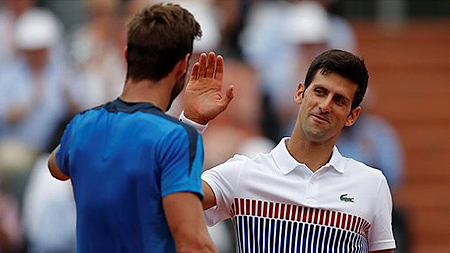Djokovic bắt tay với đối thủ sau khi có chiến thắng. Ảnh:Reuters.  