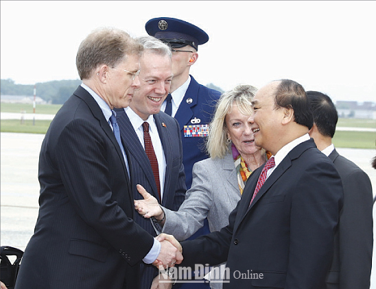 Các quan chức Hoa Kỳ đón Thủ tướng Nguyễn Xuân Phúc tại sân bay quân sự S. An-driu, Thủ đô Oa-sinh-tơn D.C. Ảnh: Thống Nhất - TTXVN