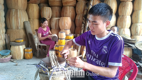 Cơ sở sản xuất trống da của ông Nguyễn Văn Thiện, thôn Tống Xá, xã Yên Xá mỗi tháng sản xuất được từ 500-700 trống da các loại.