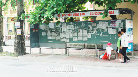 Tờ rơi được dán kín nhà chờ xe buýt trên đường Hàn Thuyên (TP Nam Định).  Bài và ảnh: Phương Định