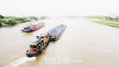 Vận tải hàng hóa trên sông Đào (TP Nam Định).