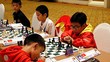 Gia Phúc (phải) góp phần giúp cờ vua trẻ Việt Nam có HCV châu Á thứ hai Ảnh: Đông Linh