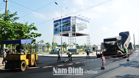 Thi công trải thảm nền đường tại dự án xây dựng Khu đô thị Dệt may Nam Định (TP Nam Định).