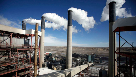 Khói bốc lên từ các nhà máy đốt than tại bang Wyoming (Mỹ). Ảnh: Reuters