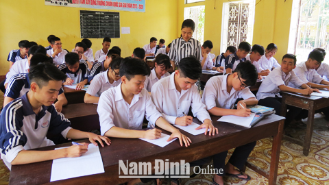 Học sinh lớp 12 Trường THPT Ngô Quyền (TP Nam Định) trong giờ ôn tập chuẩn bị cho kỳ thi THPT quốc gia.  Bài và ảnh: Hồng Minh