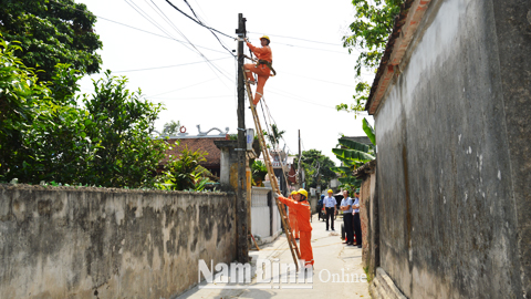 Điện lực Vụ Bản (Cty Điện lực Nam Định) nâng cấp đường dây điện cung ứng cho các hộ dân tại xã Trung Thành (Vụ Bản).