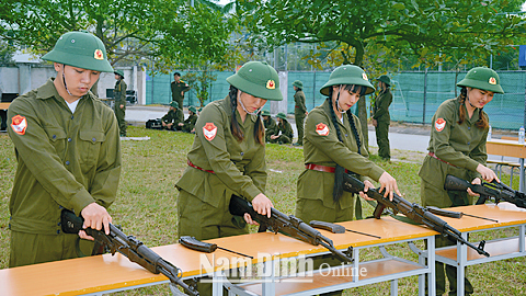 Huấn luyện tháo lắp súng AK trong chương trình giáo dục quốc phòng cho sinh viên Trường Đại học Điều dưỡng Nam Định. 