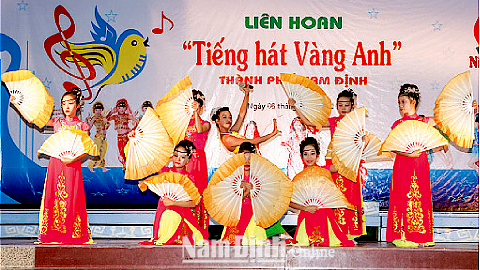 Một tiết mục tại Liên hoan Tiếng hát Vàng Anh Thành phố Nam Định năm 2016.