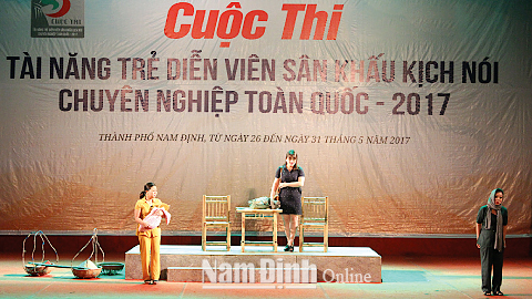 Diễn viên trẻ Nguyễn Thị Thuỳ Linh (bên phải) - vai Diệu trong trích đoạn vở “Thời con gái đã xa”.