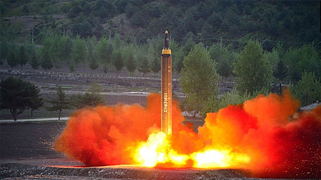 Hình ảnh một vụ phóng thử tên lửa Hwasong-12 của Triều Tiên.
