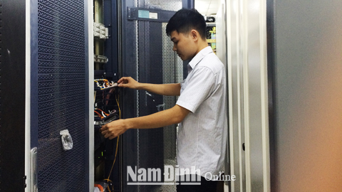 Nhân viên VNPT Nam Định kiểm tra hệ thống máy móc, thiết bị, bảo đảm thông tin thông suốt, phục vụ công tác PCTT và TKCN.
