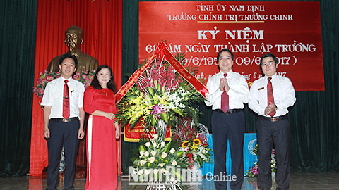 Đồng chí Trần Văn Chung, Phó Bí thư Thường trực Tỉnh ủy, Chủ tịch HĐND tỉnh tặng hoa chúc mừng Trường Chính trị Trường Chinh.