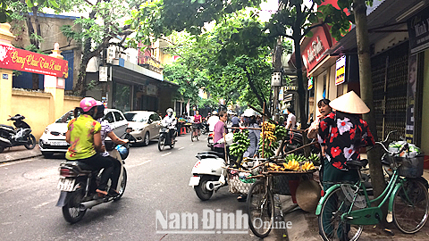 Họp chợ dưới lòng đường tại đường Hoàng Văn Thụ, phường Quang Trung (TP Nam Định).