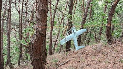 Chiếc UAV được tìm thấy trên một vùng đồi núi hoang vắng. Ảnh: Reuters