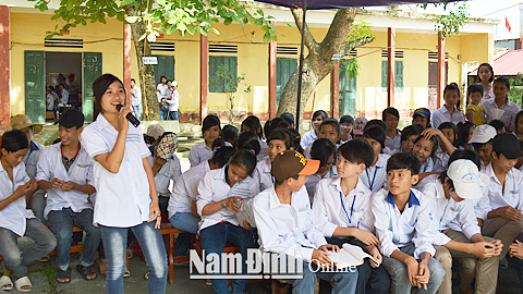 Trẻ em xã Minh Thuận tham gia Diễn đàn về quyền trẻ em.
