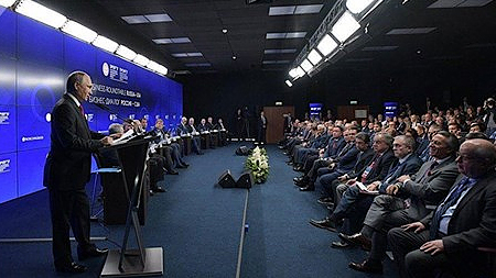 Tại phiên họp toàn thể của Diễn đàn Kinh tế Quốc tế St.Petersburg (SPIEF) ngày 2-6, Tổng thống V.Pu-tin khẳng định nền kinh tế Nga đã bước vào một giai đoạn mới của sự tăng trưởng. Ảnh: Sputnik 