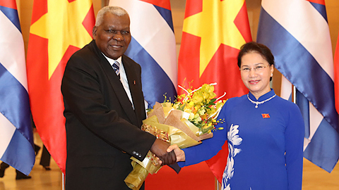 Chủ tịch Quốc hội Nguyễn Thị Kim Ngân với Chủ tịch Quốc hội Cu-ba Ét-xtê-ban La-dô Héc-nan-đéc.