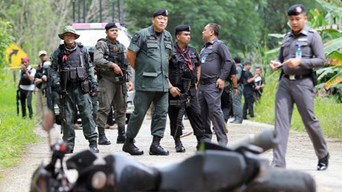 Cảnh sát Thái Lan điều tra tại hiện trường một vụ tấn công ở tỉnh Yala, miền nam Thái Lan ngày 23/5. Ảnh: EPA/TTXVN