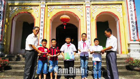 Dòng họ Vũ Đình thôn Bằng Hưng, xã Nam Lợi trao phần thưởng cho các em học sinh giỏi của dòng họ.