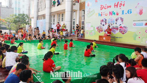 Thiếu niên, nhi đồng Thành phố Nam Định tham gia các hoạt động trong Ngày hội Quốc tế Thiếu nhi 1-6-2017 do Trung tâm VH-TT Thanh, thiếu niên tỉnh tổ chức.