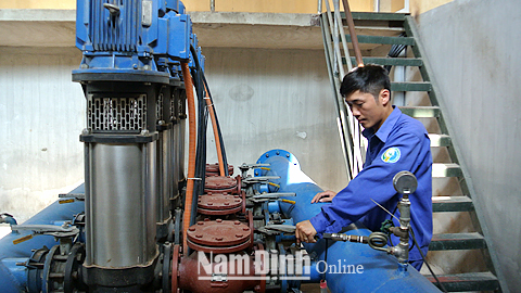 Kiểm tra van máy bơm áp tại nhà máy nước Liên Bảo (Vụ Bản) thuộc Cty CP Nước sạch và vệ sinh nông thôn tỉnh.