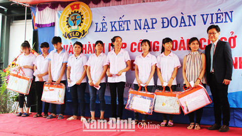 Ban giám đốc Cty TNHH Enter B, xã Hiển Khánh (Vụ Bản) tặng quà cho người lao động trong buổi lễ thành lập công đoàn cơ sở.