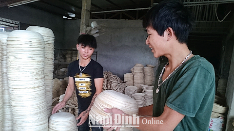 Sản xuất các sản phẩm thủ công mỹ nghệ xuất khẩu tại Doanh nghiệp tư nhân Quang Linh, thôn Đại Lại, xã Vĩnh Hào.