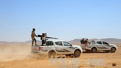 Binh sĩ Syria được triển khai gần biên giới Syria-Iraq ở Al-Tanf thuộc tỉnh Homs, Syria ngày 12/6. Ảnh: EPA/TTXVN