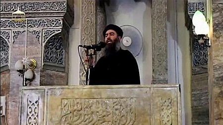 Người được cho là thủ lĩnh IS Abu Bakr al-Baghdadi lần đầu xuất hiện công khai tại một nhà thờ ở TP Mosul, Iraq. (Nguồn: Reuters)