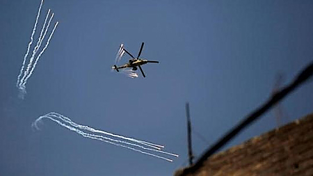 Một máy bay trực thăng của quân đội Iraq thả pháo sáng trên bầu trời phía tây Mosul, Iraq, ngày 17-6-2017. (Ảnh: Reuters)