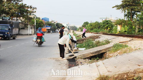 Tu sửa, bảo vệ hành lang an toàn đường bộ tại địa phận Thành phố Nam Định.