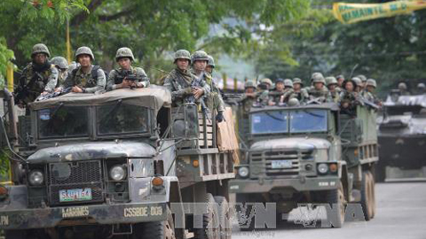 Binh sĩ Philippines trong chiến dịch truy quét phiến quân ở thành phố Marawi ngày 28/5. Ảnh: AFP/TTXVN
