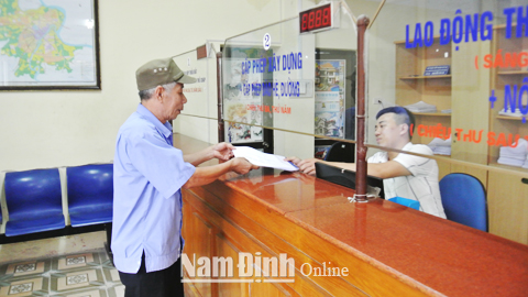 Giải quyết thủ tục cấp GPXD cho người dân tại Trung tâm hành chính một cửa của Thành phố Nam Định.  Bài và ảnh: Đức Toàn