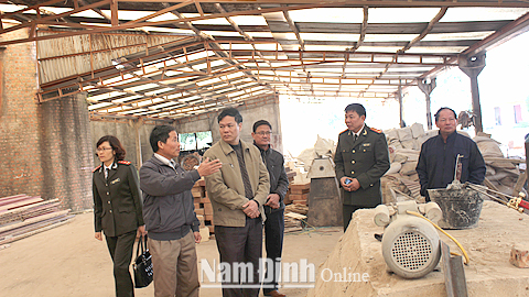 Đoàn kiểm tra liên ngành của tỉnh kiểm tra công trình vi phạm đê điều của Cty CP Thiên Trần Vũ tại huyện Mỹ Lộc.