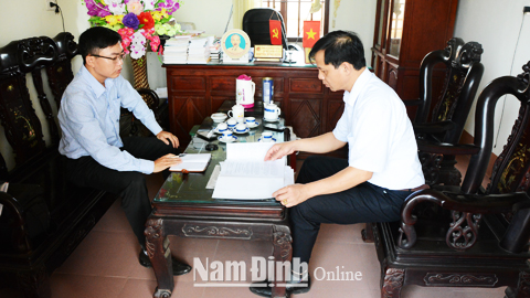 Phóng viên Báo Nam Định (bên trái) trong một lần tác nghiệp điều tra theo thư bạn đọc.