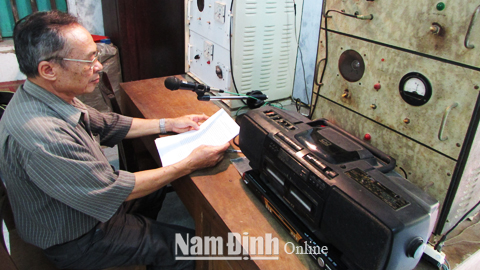 Ông Trần Trung Thành, Trưởng Đài truyền thanh xã Trực Hùng chuẩn bị cho một buổi phát sóng.
